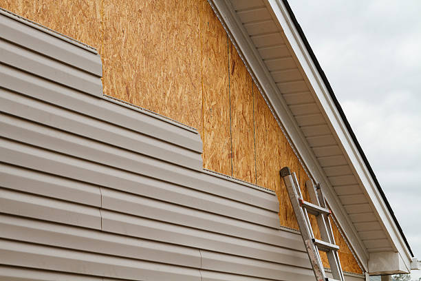 Professional Vinyl Siding technician working in Alexandria, OH